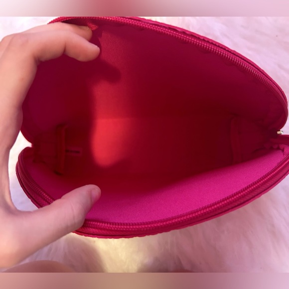 NWOT Guess Cosmetic Bag - Picture 2 of 2